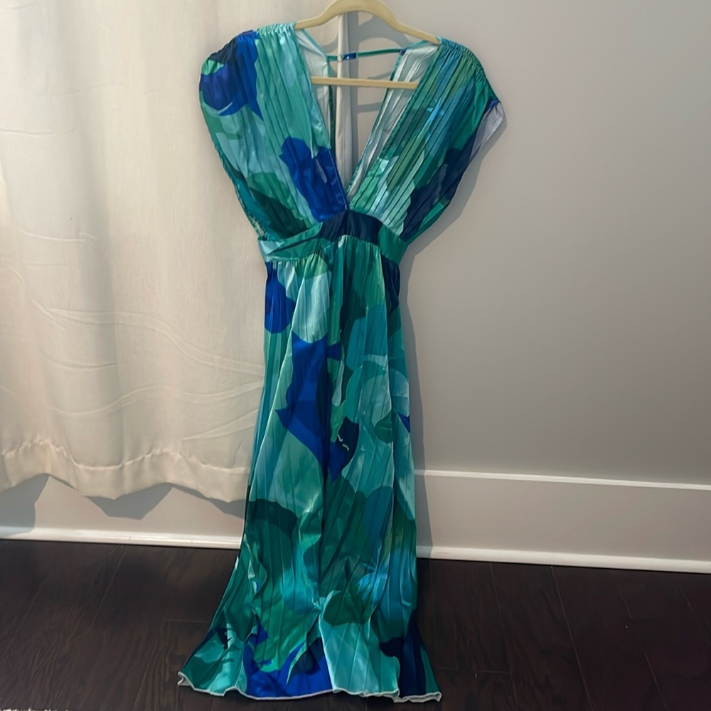 Pleated Maxi Dress. Size: XS
